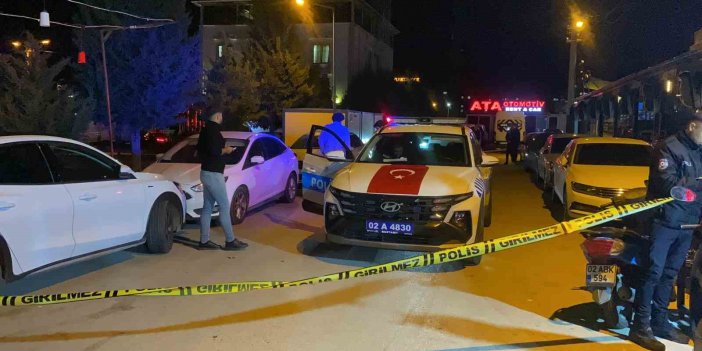 Adıyaman'da yere yatırdıkları şahsı öldüresiye dövüp bıçakladılar