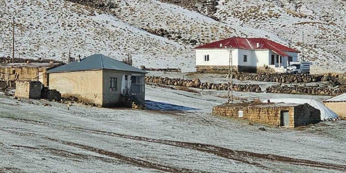 Türkiye’nin en yüksek rakımlı köyüne kar yağdı