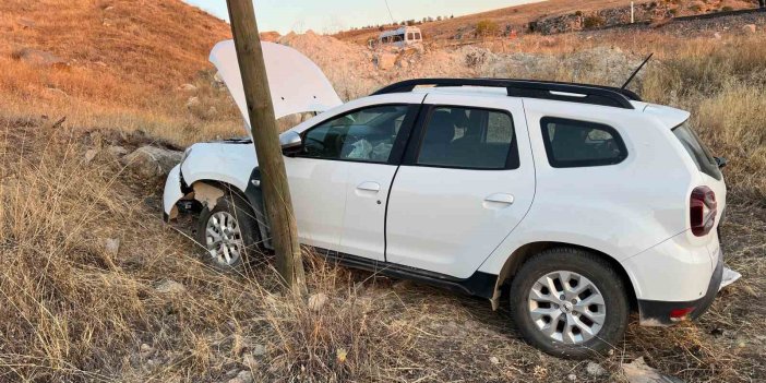 Elazığ’da otomobil şarampole yuvarlandı: 3 kişi yaralandı