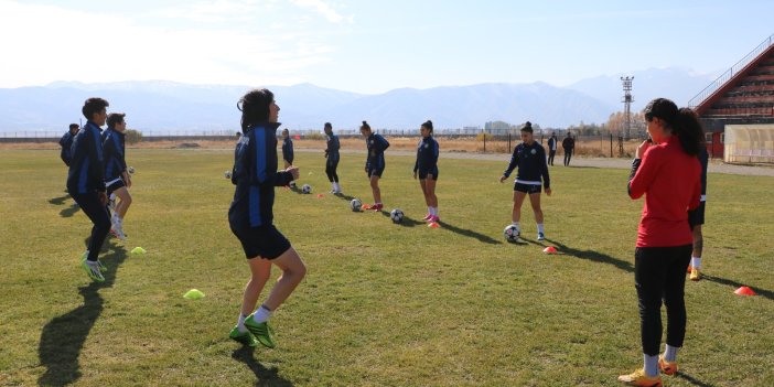 Yüksekova Spor Kadın Futbol Takımı'nda hedef şampiyonluk