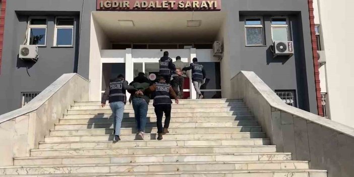 Iğdır’da saygı duruşuna uymayan ve İstiklal Marşı’nda ayağa kalkmayan iki şahıs gözaltına alındı