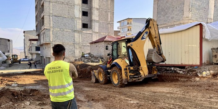 Derecik’te yol genişletme ve altyapı çalışmaları devam ediyor