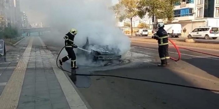 Diyarbakır’da seyir halinde otomobil alev aldı