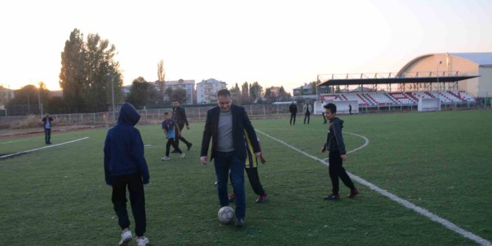 Kaymakam Koşansu, çocuklarla futbol oynadı