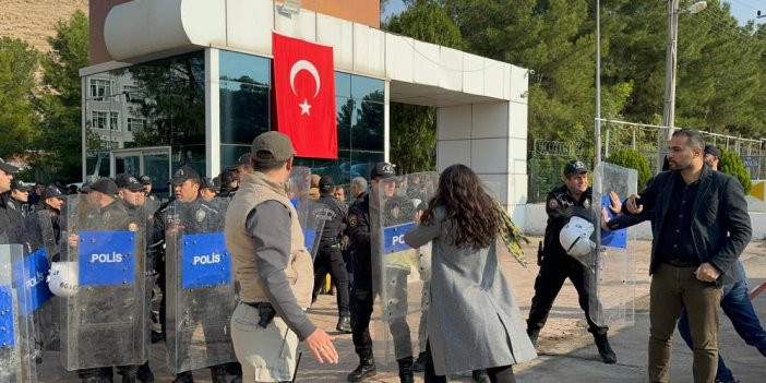 Türk ve vatandaşlar kayyım kararına karşı Mardin Belediyesine girmek istedi