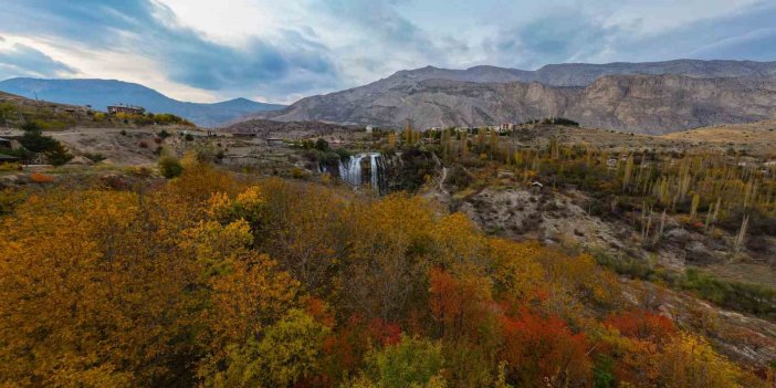 Tortum Şelalesi’nde güz güzelliği