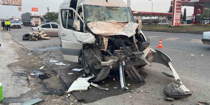 Urfa’da işçi servisi ile tır çarpıştı: 12 yaralı