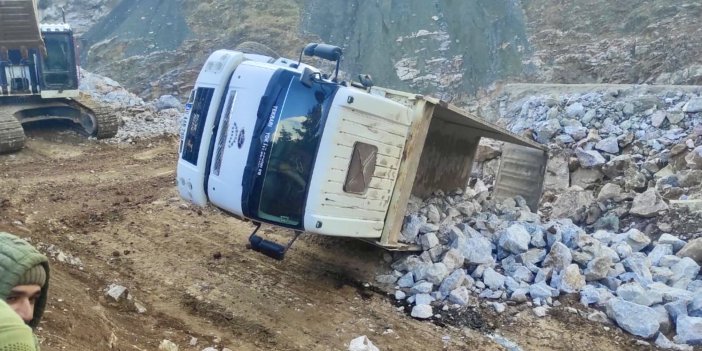 Şemdinli’de taş yüklü kamyonet devrildi: 1 yaralı