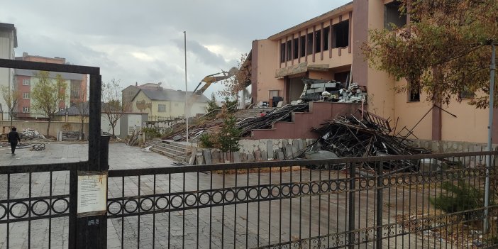 Yüksekova’da Selahaddin Eyyubi Kültür Merkezi’nin yıkımına başlandı