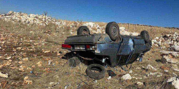 Mardin’de devrilen otomobildeki 2 şahıs yaralandı