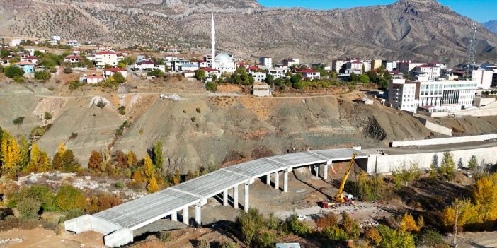 Derecik’te Umurlu Sınır Kapısı yolu üzerindeki çalışmalar devam ediyor