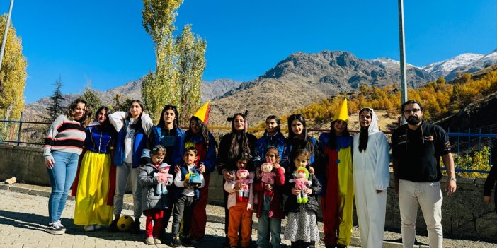 Hakkari'de gönüllüler, köylerdeki öğrencilere yönelik etkinliklerine devam ediyor