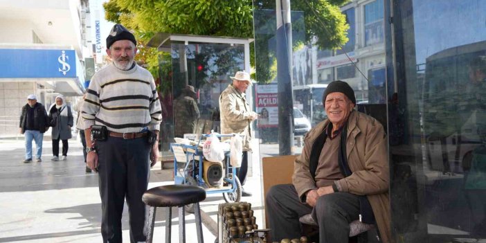 Erzincan'da aynı sokakta 68 yıldır ayakkabı boyayarak geçiniyor