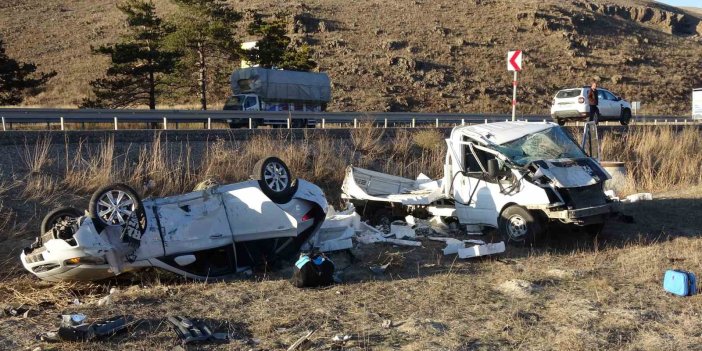 Erzurum'da balık yüklü kamyonet kaza yaptı, otoyol balık pazarına döndü