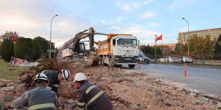 Antep Büyükşehir, Tugay Köprülü Kavşağı’nda şerit arttırma çalışmalarına başladı