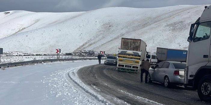 Güzeldere geçidinde kar yağışı sürücülere zor anlar yaşattı