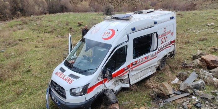 Bitlis'te trafik kazasında yaralananları almaya giden ambulans şarampole yuvarlandı: 8 yaralı