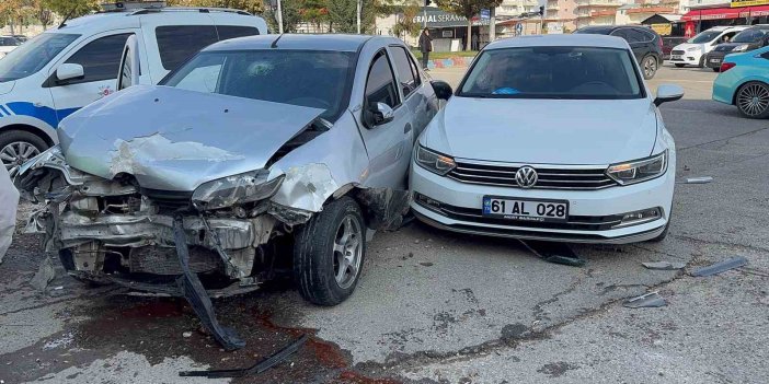 Adıyaman’da, iki otomobil çarpıştı: 4 kişi yaralandı