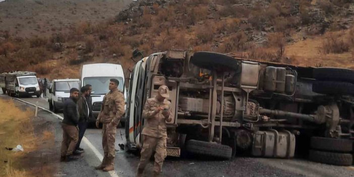 Siirt’te virajı alamayan tır devrildi: 1 kişi yaralandı