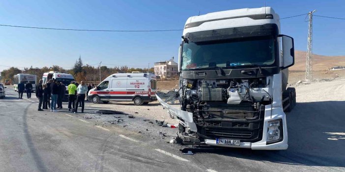 Elazığ’da halk otobüsü ile tır çarpıştı: 6 kişi yaralandı