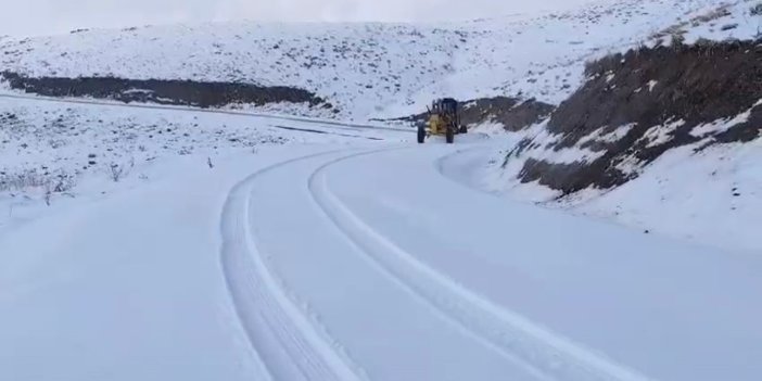 Şırnak’ta mevsimin ilk karı köy yolunu kapattı