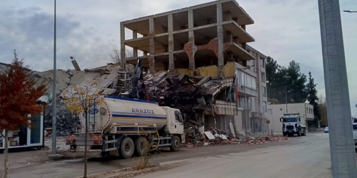 Gölbaşı’nda ağır hasarlı binaların yıkımı devam ediyor