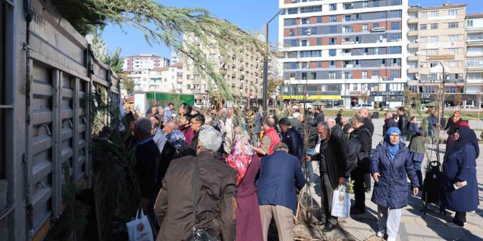 Elazığ’da halka 23 bin adet ücretsiz fidan dağıtıldı