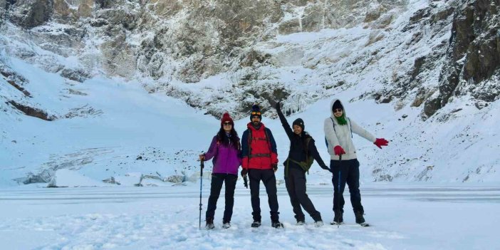 Hakkari’de 20 bin yıllık buzul bölgesinde etkileyici manzaralar oluştu