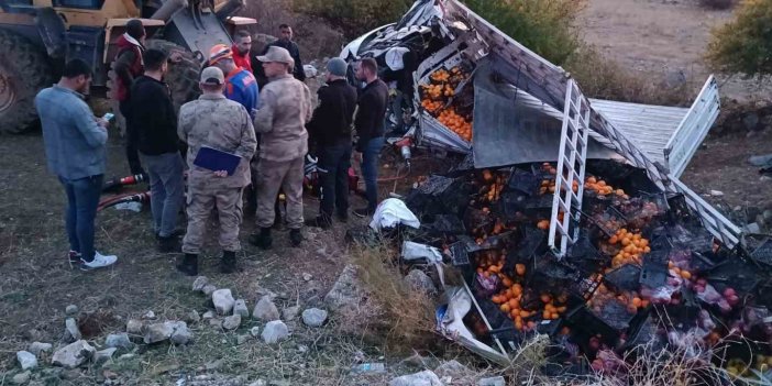 Bitlis’te meyve yüklü kamyonetin devrilmesiyle 1 kişi öldü, 1 kişi de yaralandı