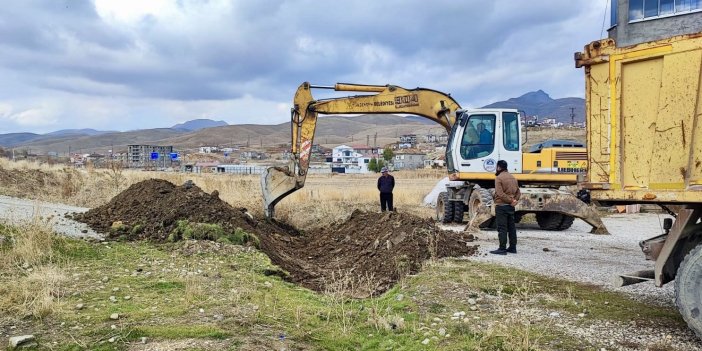 Yüksekova’da su taşkınlarına karşı büz döşeme çalışması devam ediyor