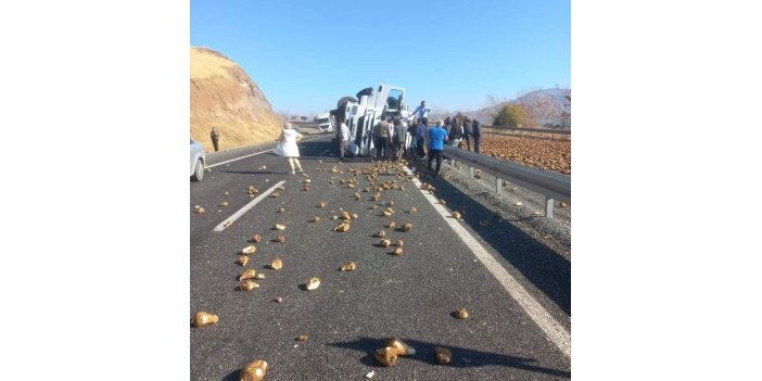 Elazığ'da pancar yüklü tır devrildi: 1 yaralı