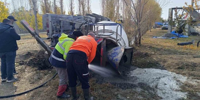 Iğdır'da devrilen beton mikseri içindeki beton boşaltılarak kaldırıldı