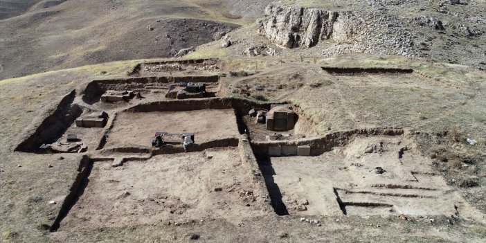 Van Gölü'ne hakim tepede bulunan Urartu Kalesi'ndeki kazılarda yeni buluntular ortaya çıkarıldı