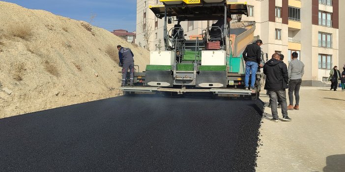 Yüksekova'da Esenyurt TOKİ yolları asfaltlanmaya başlandı