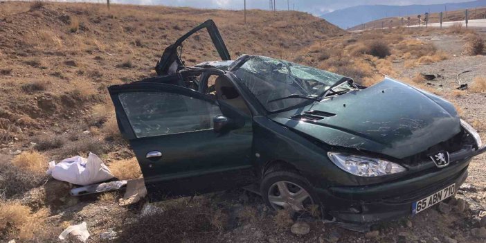 Hakkari-Van yolunda otomobil şarampole yuvarlandı: 3 yaralı