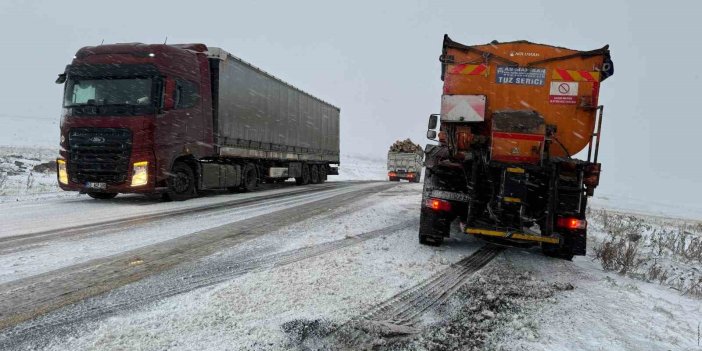 Ardahan’da çok sayıda araç buzlanma sebebiyle yolda kaldı