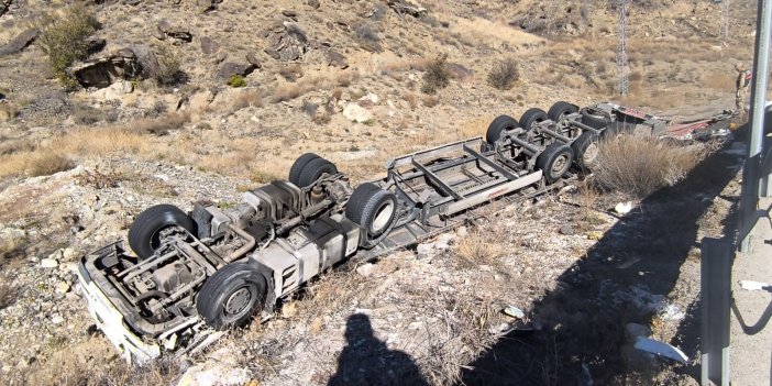 Erzurum-Artvin yolunda tır sürücüsü aracından atladı ancak yine de hayatını kaybetti