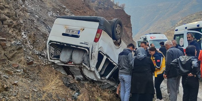 Hakkari'de minibüs takla attı: 11 kişi yaralandı