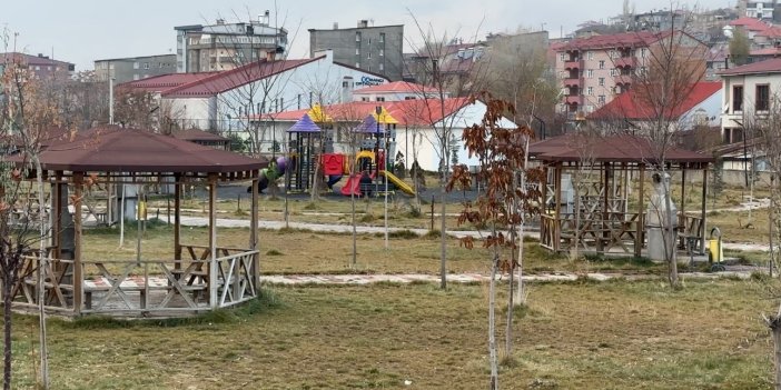 Yüksekova’da havaların soğumasıyla parklar boş kaldı