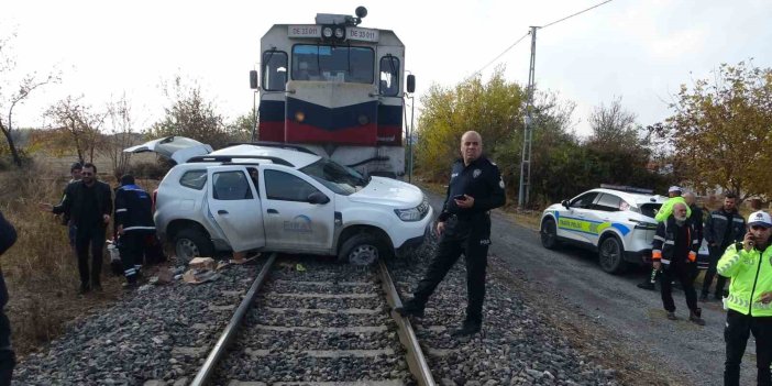 Malatya’da hafif ticari araca yük treni çarptı: 2 kişi yaralandı