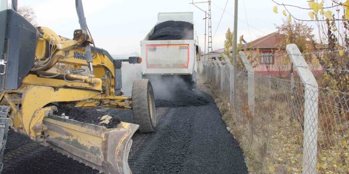 Iğdır’da köy yollarında asfalt çalışmaları devam ediyor