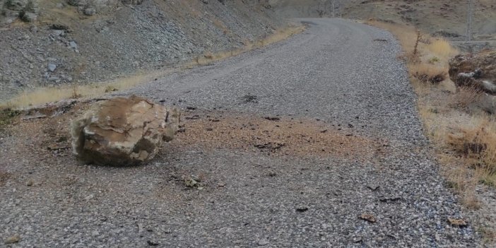 Adıyaman'da yola düşen kaya parçaları tepkilere neden oluyor