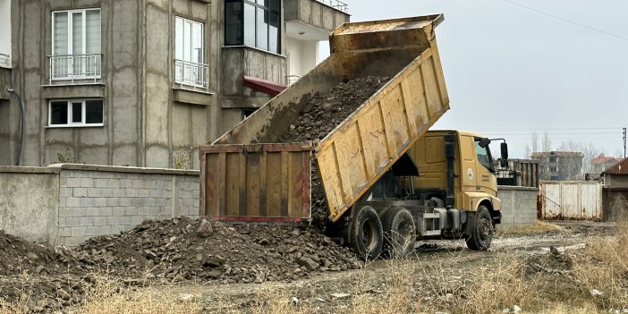 Yüksekova Belediyesi’nden Mezarlık Mahallesi'nde kumlama çalışması