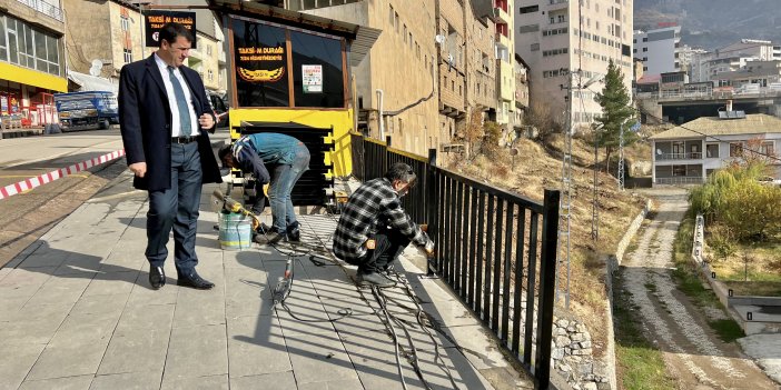 Şemdinli Belediye Başkanı Şakar, kaldırımlardaki korkuluk çalışmalarını denetledi