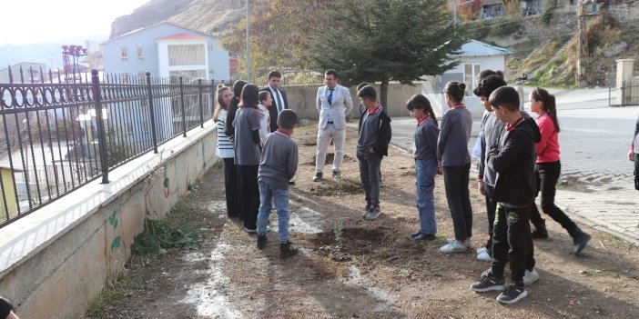 Hakkari İl Milli Eğitim Müdürü Yılmaz, Öğretmenler Günü etkinliğine katıldı