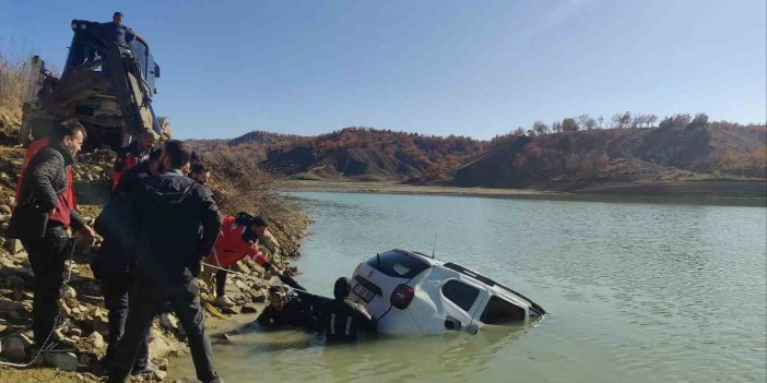 Diyarbakır’da sulama göletine düşen araç kurtarıldı