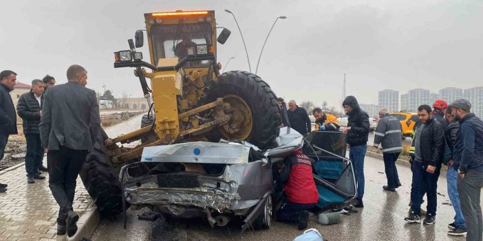 Elazığ'da otomobil, greyderin altına girdi: 1 ölü