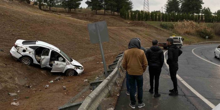 Diyarbakır’da hasta ziyaretine giden arkadaşlar kaza yaptı: 3 yaralı