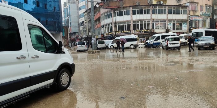 Yüksekova’da sağanak yağış cadde ve sokakları göle çevirdi