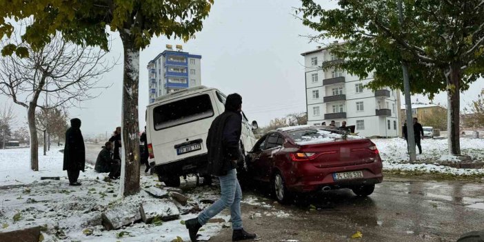 Elazığ’da yaşanan kazada transit ile otomobil çarpıştı: 3 yaralı